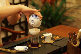 夜上海论坛：品高端茶，你需要稳固的经济基础
